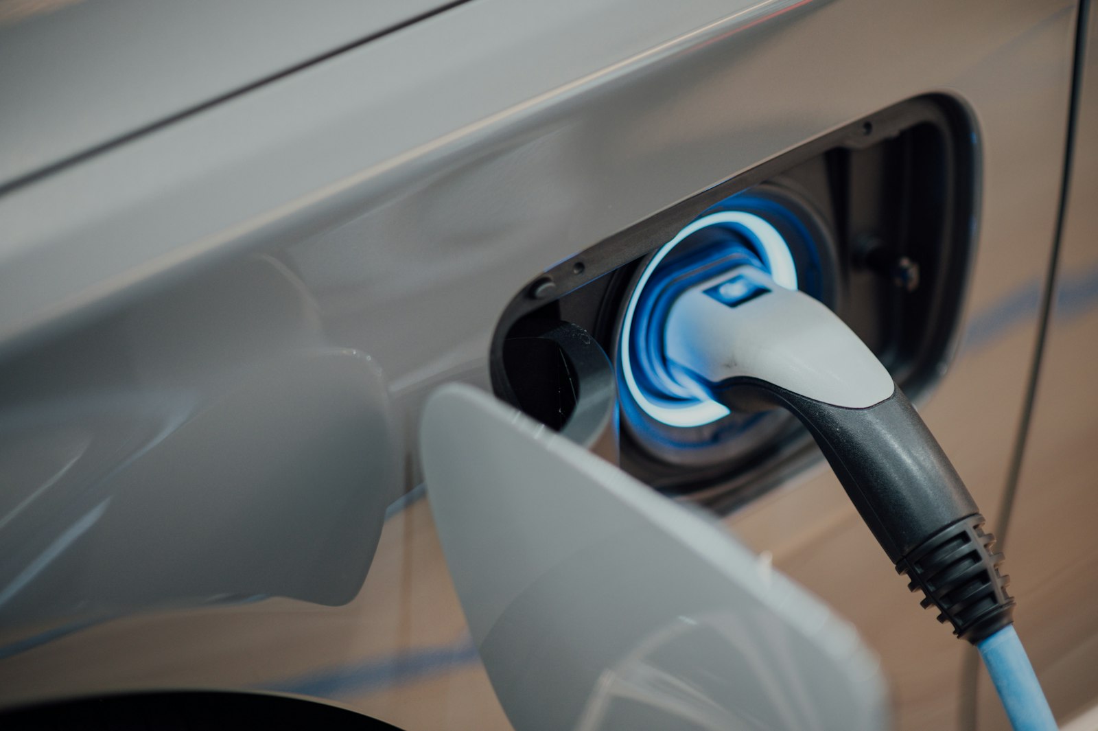 Vehículo eléctrico cargando en un estacionamiento